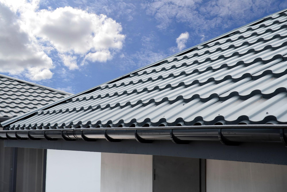 Couverture neuve en tuiles grises Toiture rénovée avec des tuiles grises